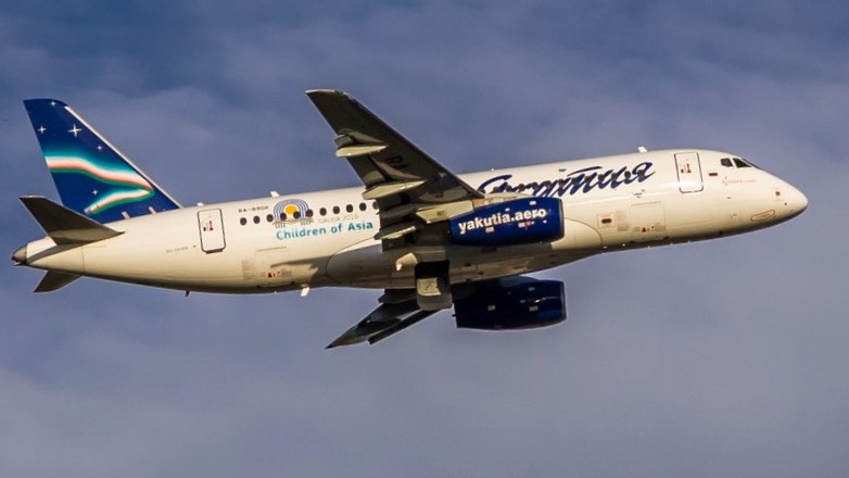 Самолет SSJ 100 с трещиной в стекле сел во Владивостоке
