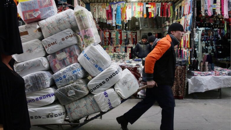 Продавцы популярного столичного рынка одежды не испытывают угрызений совести за торговлю подделками