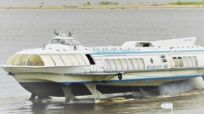 На Ямале теплоход с пассажирами сел на мель