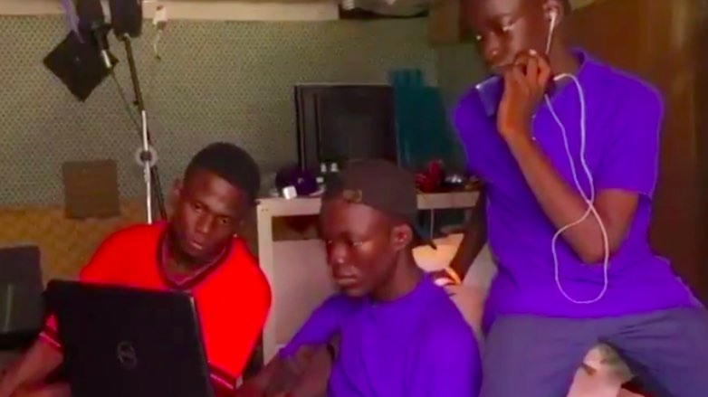 Нигерийские дети снимают sci-fi на сломанный смартфон