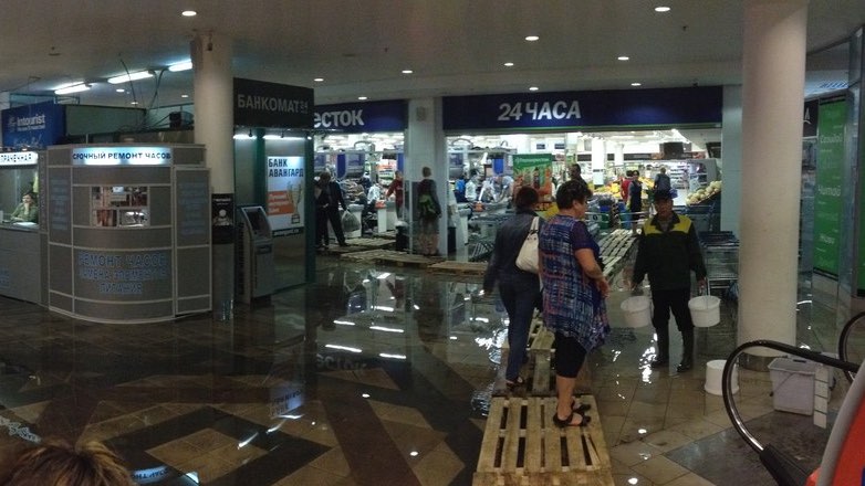 В Петербурге из-за дождя подтопило аэропорт и торговые центры