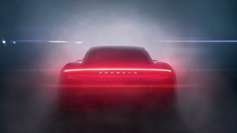 Porsche показала серийную версию электрокара Taycan