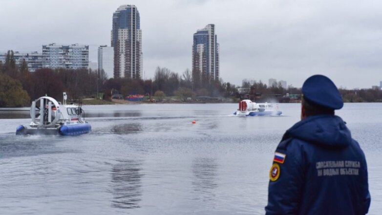 На Москве-реке из-за сильного ветра перевернулась яхта