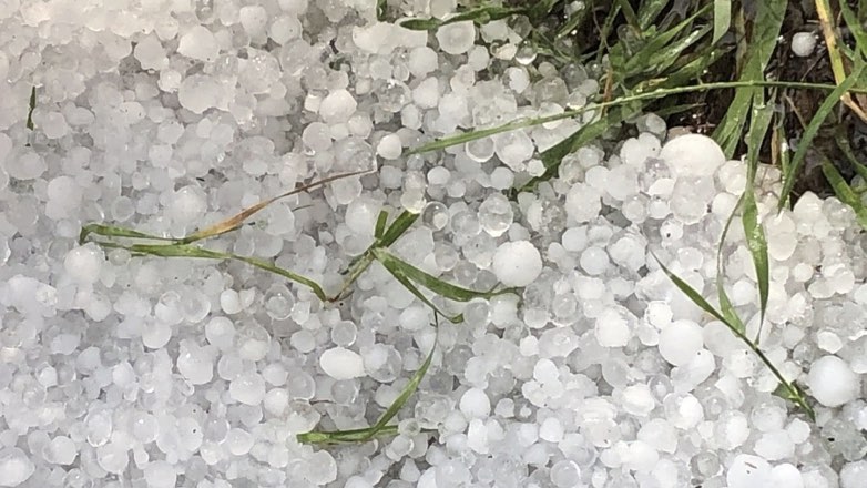 На Сургут обрушилась гроза с градом – видео