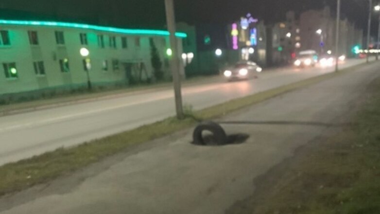 В Салехарде яму на дороге «отремонтировали» автомобильной покрышкой