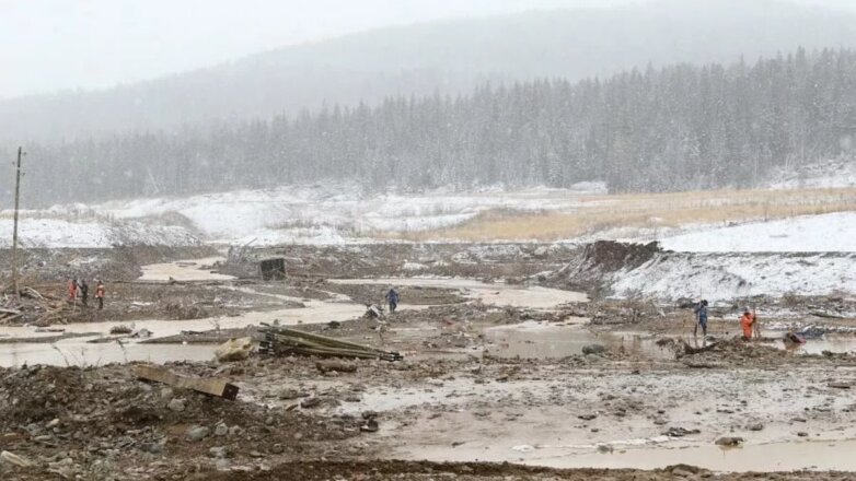 На месте прорыва дамб в Красноярском крае нашли сейф с золотом