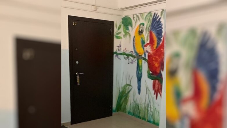 В одном из подъездов МКД в Новом Уренгое появились тропические птицы и новая плитка
