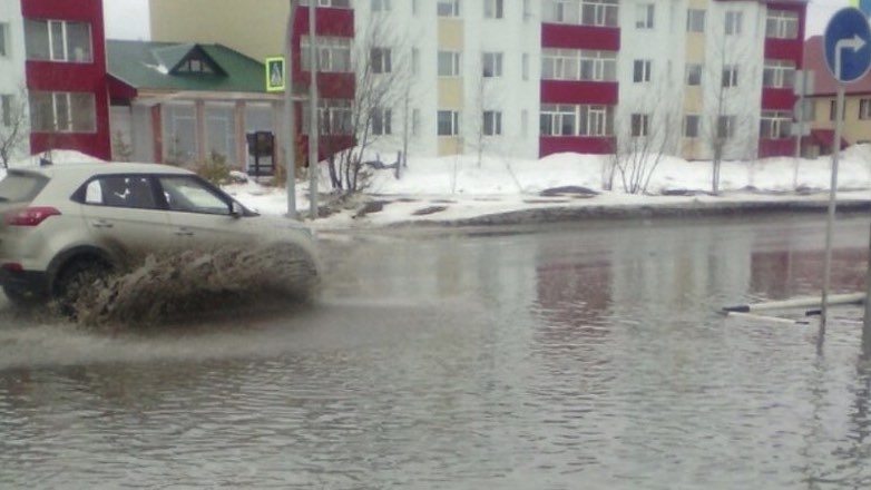 В Ноябрьске огромная лужа перекрыла жителям дома выход из подъездов
