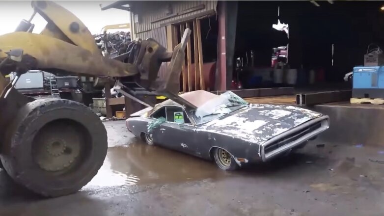 Владелец Dodge Charger сплющил авто бульдозером «назло любопытным»