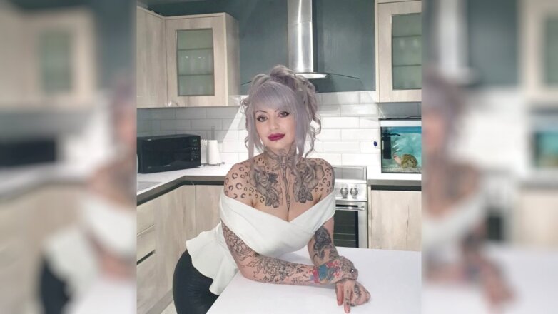 Британка решила стать самой татуированной мамой ради детей