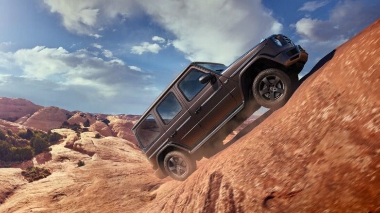 Россиян вынудили стоять в очереди за "Гелендвагенами"