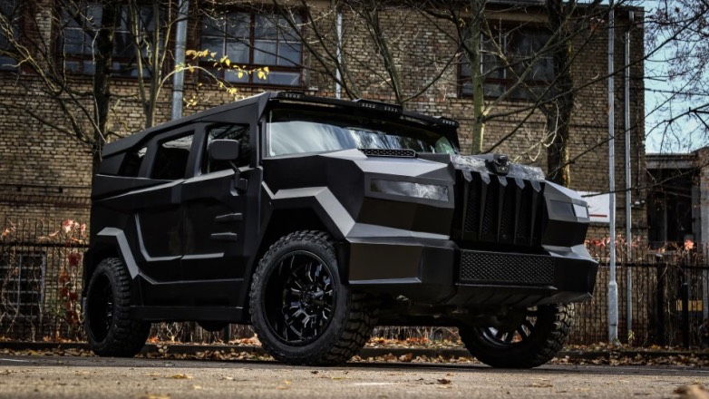 Устрашающий внедорожник-танк из Латвии показали на видео