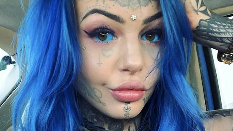 Девушка-дракон ослепла после тату на белках глаз