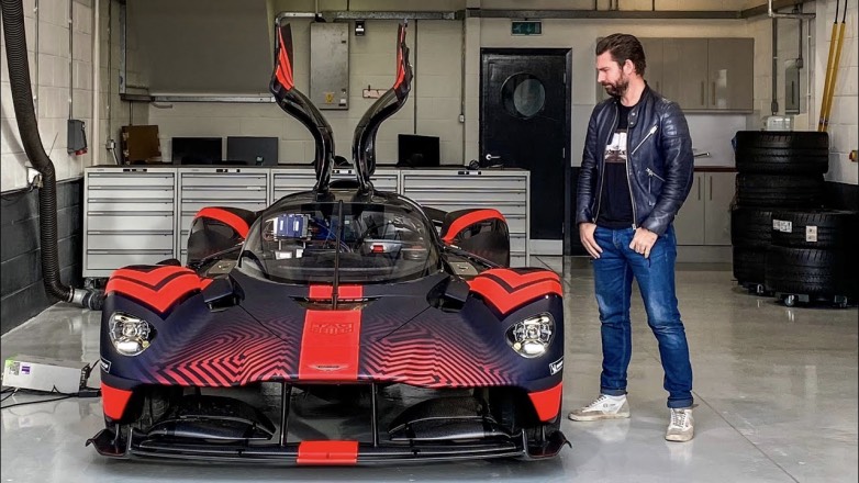 Первая поездка на Aston Martin Valkyrie попала на видео