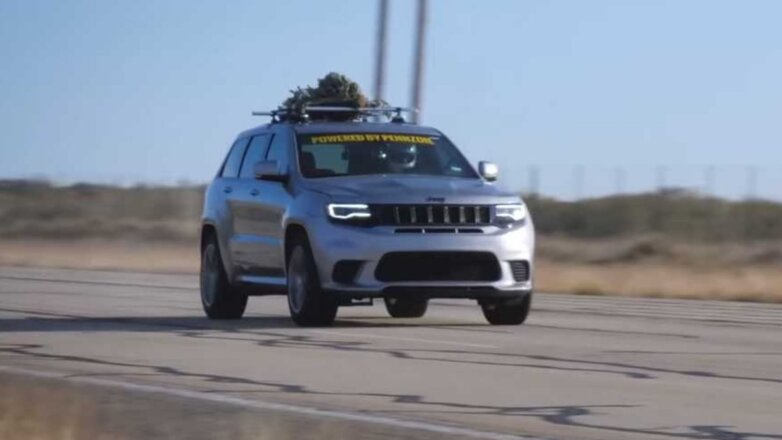 Рекорд Jeep Grand Cherokee по скоростной перевозке елки сняли на видео