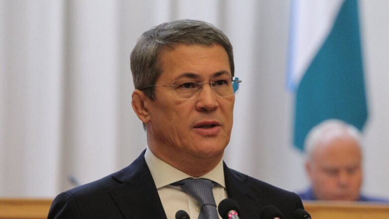 Глава Башкирии запретил чиновникам проводить новогодние корпоративы