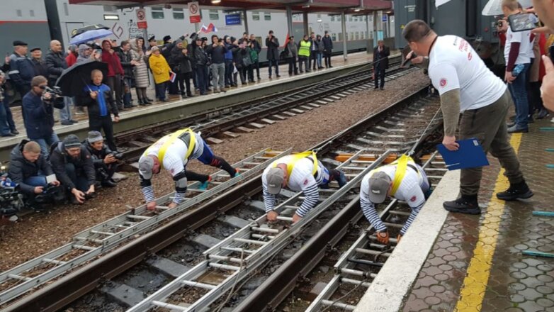 В Симферополе силачи установили рекорд России по буксировке поезда