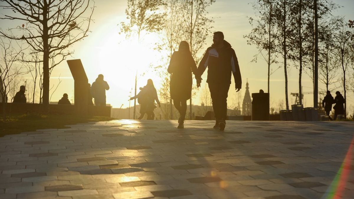 Солнечная погода Москва солнце тепло прохожие