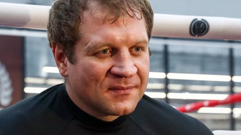 Емельяненко показал свое фото на плакате против пьянства