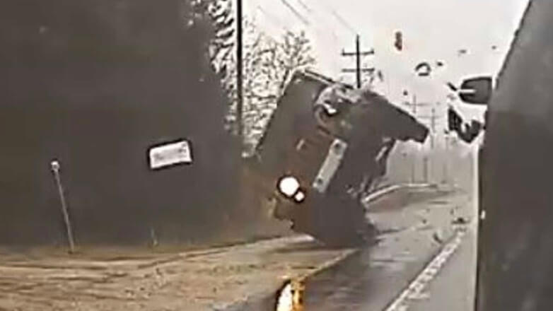 Видео перевернувшегося на полной скорости Jeep Wrangler выложили в сеть