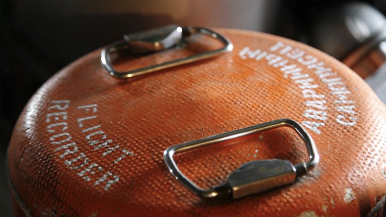 Черный ящик разбившегося в Казахстане самолета изучат в Москве