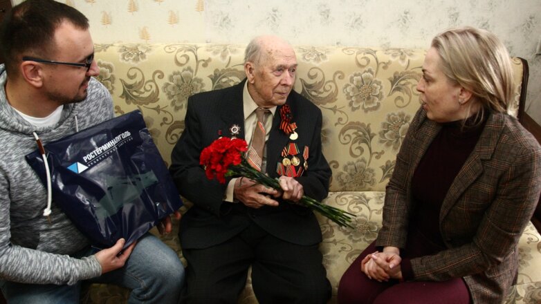Волонтеры «Ростерминалугля» поздравили ветеранов с Днем Героев