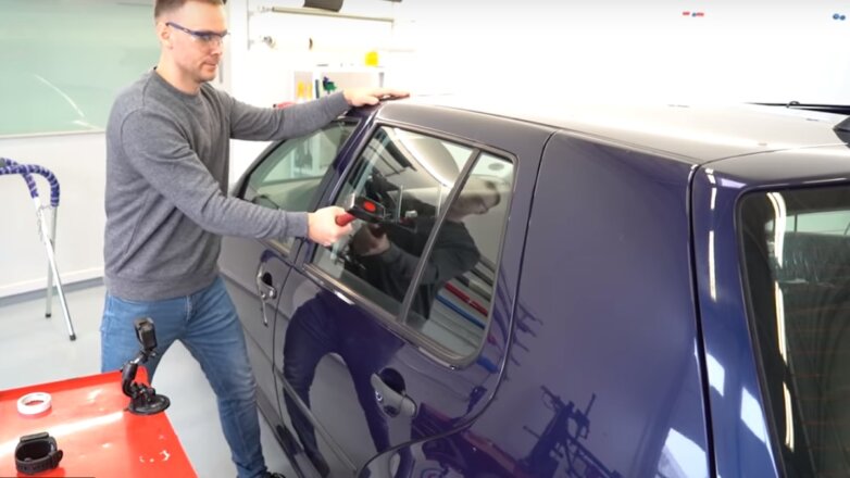 Стекла Tesla Cybertruck и VW Golf сравнили на прочность