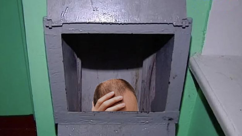 Житель Москвы застрял в мусоропроводе