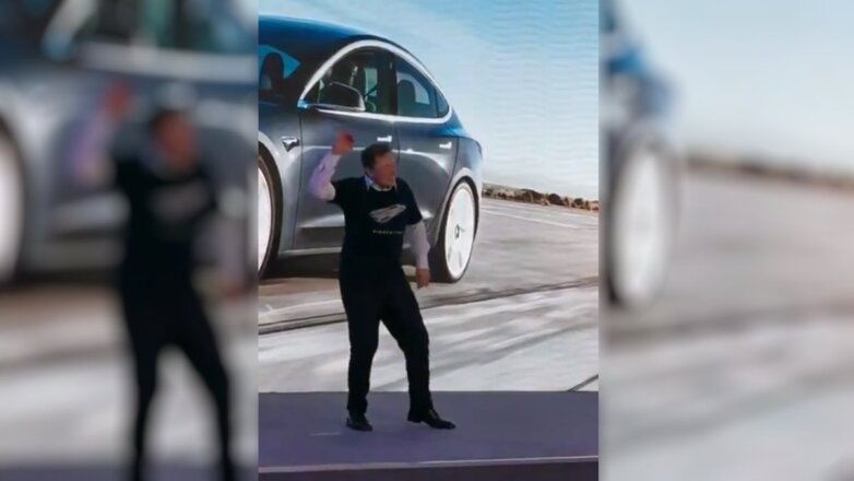 Видео с танцем Илона Маска на презентации в Китае опубликовали в сети