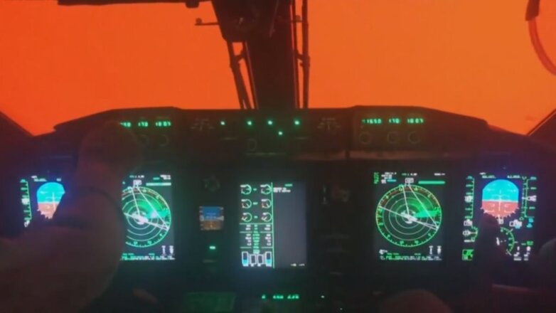 В Австралии сняли на видео приземление самолёта в охваченном огнём районе