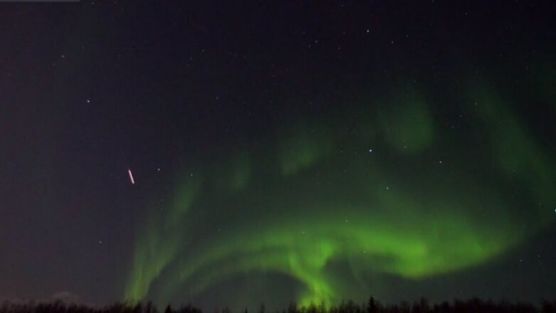 Северное сияние и падающий метеорит в небе над Мурманском сняли на видео