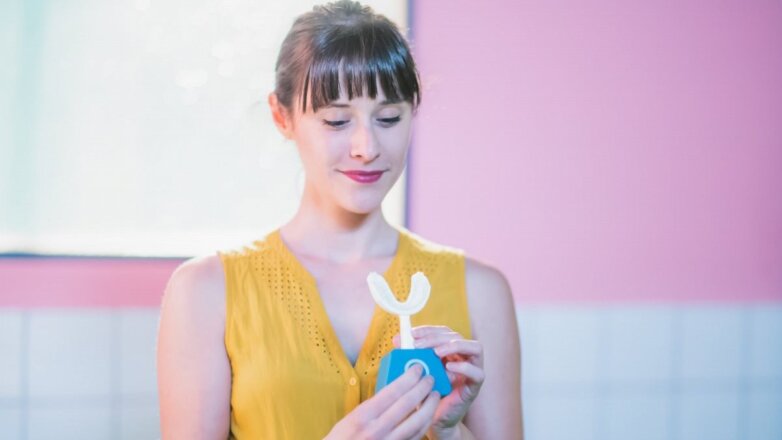 Необычную зубную щётку для ленивых показали на видео