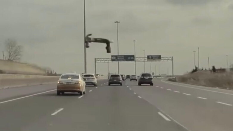 В сети появилось видео с летящим в стекло Tesla Model 3 молотком