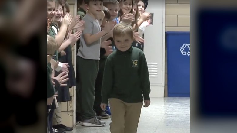 Видео возвращения в школу победившего лейкемию мальчика растрогало соцсети