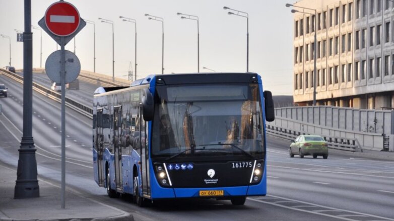 Росстат рассказал, сколько в среднем россияне ждут общественный транспорт на остановках