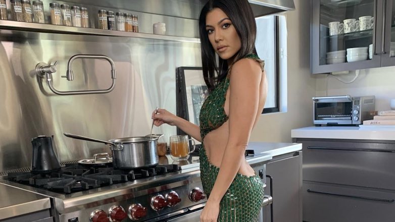 Пикантное фото сестры Кардашьян у кухонной плиты произвело фурор