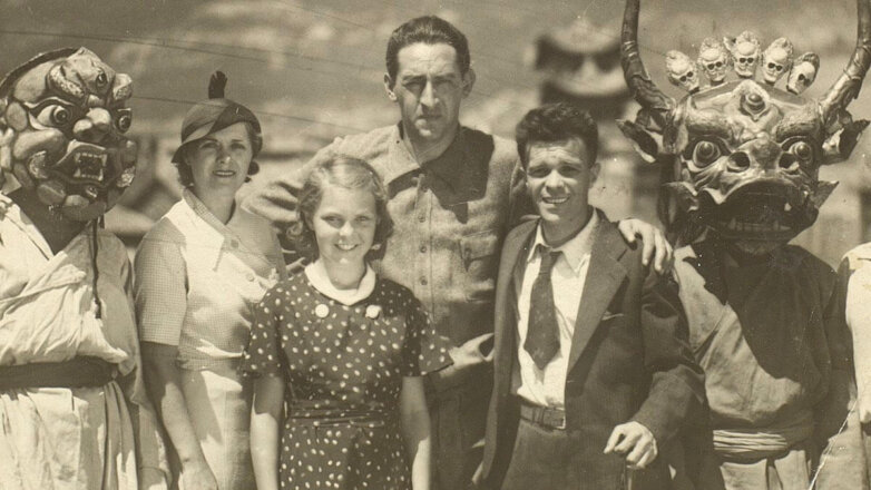 Какие предметы культа из знаменитых советских фильмов выставили в Петербурге