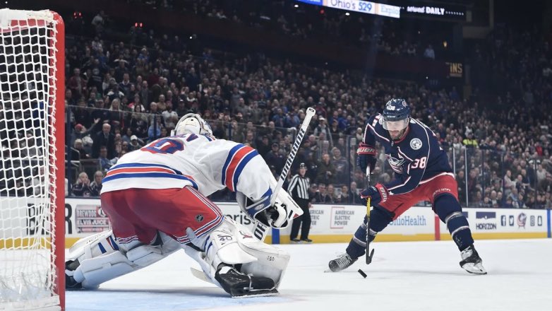 Российский голкипер пропустил курьезный гол в матче НХЛ