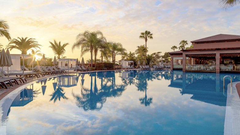 Свыше 100 туристов покинут закрытый из-за коронавируса отель на Канарах