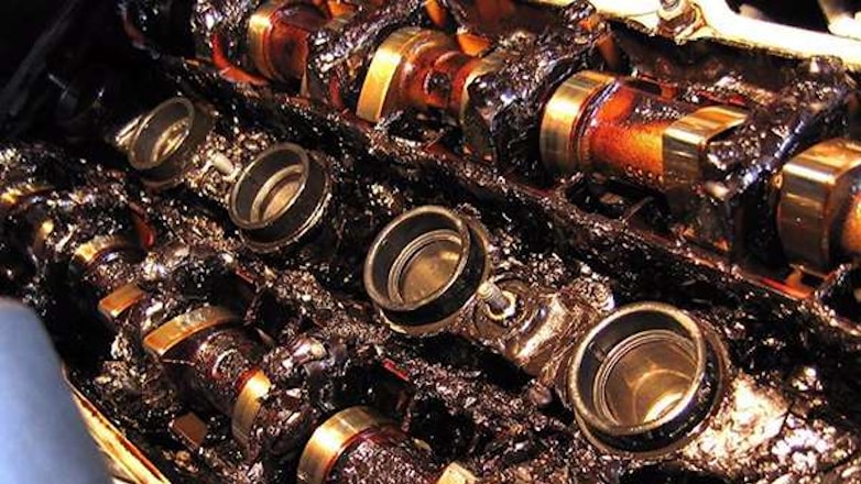 Водителям рассказали об опасном моторном масле