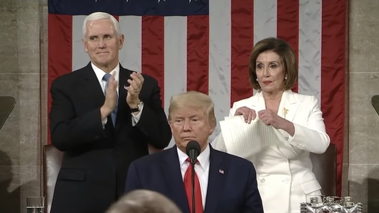 Пелоси разорвала текст речи Трампа на заседании Конгресса США