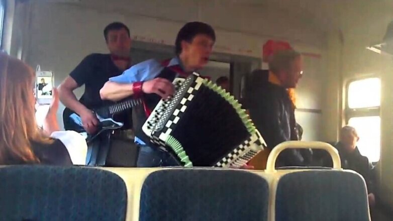 Минтранс решил бороться с музыкантами в электричках