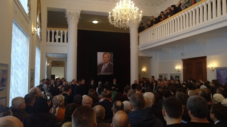 Погибшего депутата Хайруллина похоронили рядом с могилой матери