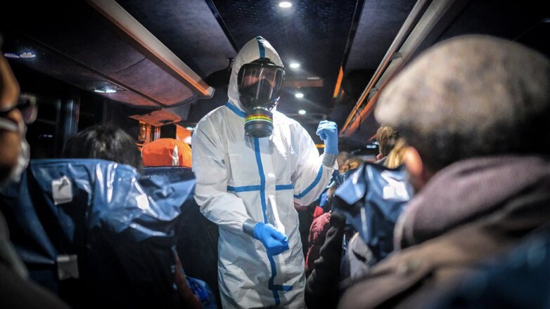 Россиян призвали максимально сократить путешествия за рубеж