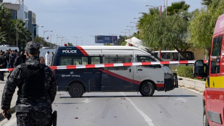 Пять человек пострадали при взрыве у посольства США в Тунисе