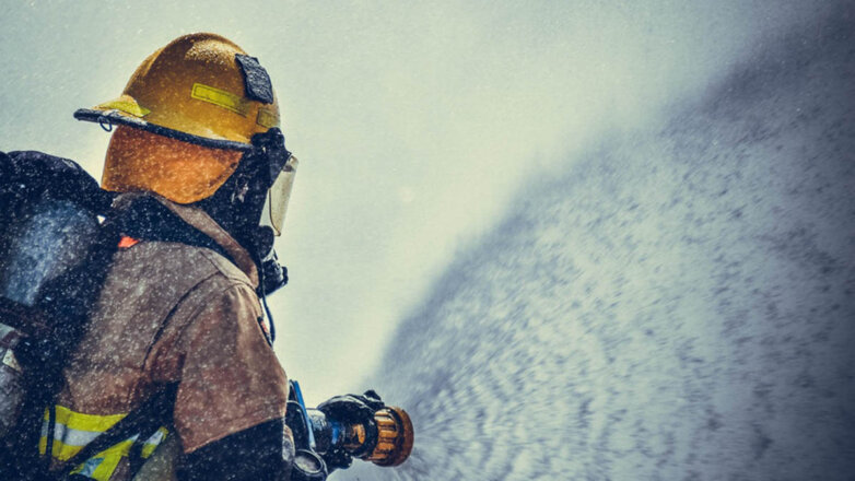 В Томске восемь часов тушили здание с ресторанами и магазинами