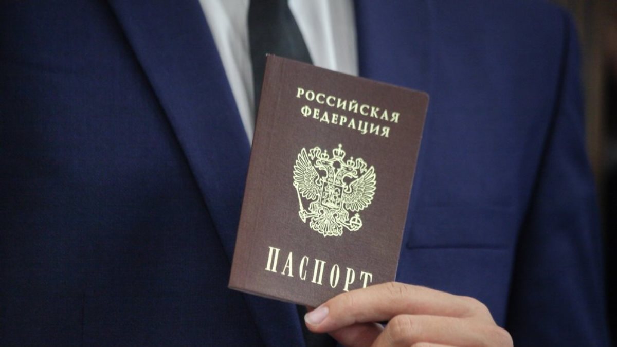 Жителей Украины с российским паспортом захотели ограничить в правах