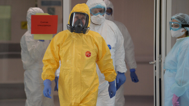 Путин надел защитный костюм от коронавируса