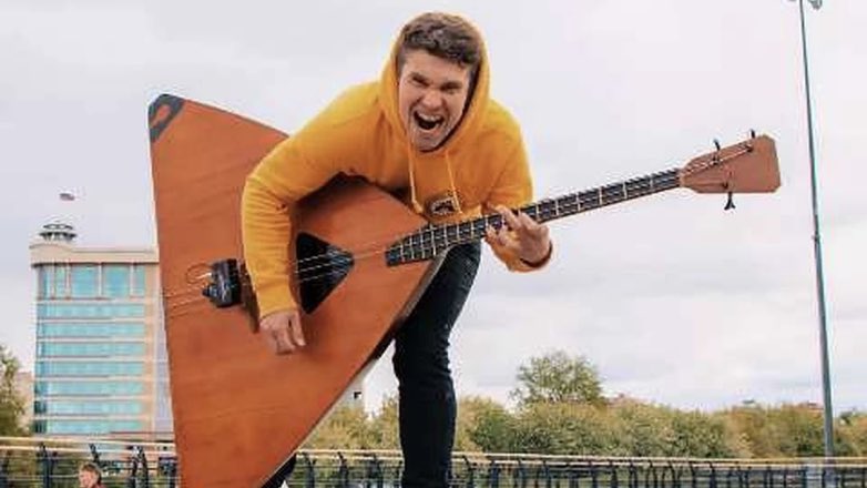 В сети появился сыгранный на балалайке кавер на хит Little Big