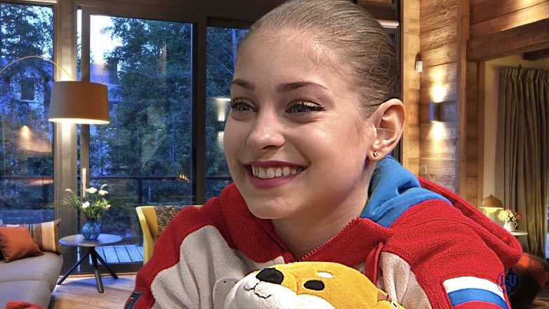 Фигуристка Косторная показала домашние тренировки во время карантина